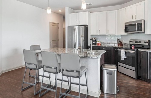 People's Freeway Apartment | Landing | Chic 1BD, Yoga Studio, Courtyard