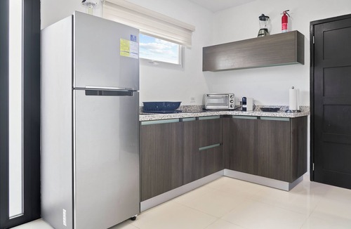 Malmok Apartment | Large, Modern apartment with pool in exclusive Malmok/Arashi area, near beach.