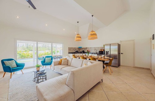 Oranjestad Villa | Local Vibes Villa, Big Pool and Outdoor, 10 sleeps