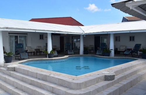 Paradijswijk House | Lovely studio with a pool & BBQ area to enjoy