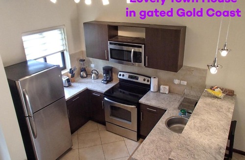 Kamay House | Lovely TownHouse in Gated Gold Coast