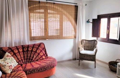 Agua Amarga Apartment | Luminoso y cómodo apartamento, a 2 minutos andando de la playa y a 1 de la plaza
