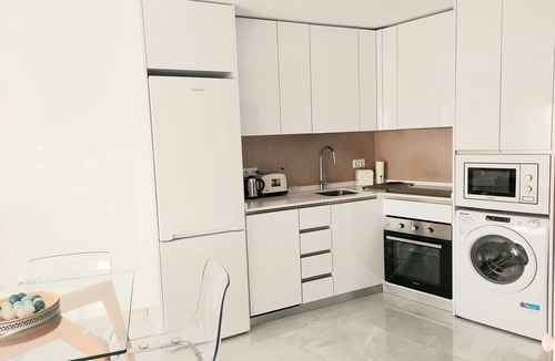 Benalmadena Costa Apartment | LUX. Frontbeach, 5 POOLS. Terrace, TV 65'-2 B.C. 4 ppl. WIFI. Netflix.
