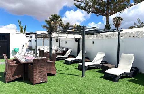 Costa Teguise Villa | Luxury 4 bed/3 bath villa with gated pool - close to the beach, Costa Teguise