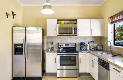 Gold Coast House | Luxury Family Home with Amenities