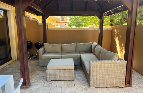 Gold Coast House | Luxury Family Home with Great Amenities