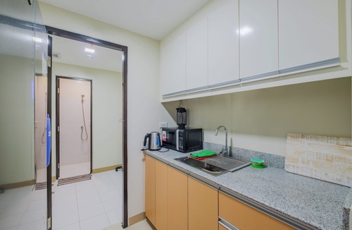 Iloilo Condo | Luxury High-Floor Corner 1BR+Den Suite | Skyline Views | Iloilo Business Park