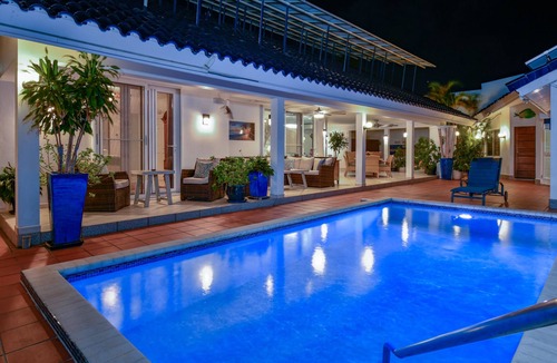 Noord House | Luxury pool villa totally private backyard - 5 minutes to the beach!