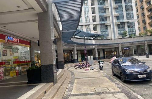 Pinagsama Apartment | McKinley viceroy Haven with free indoor parking