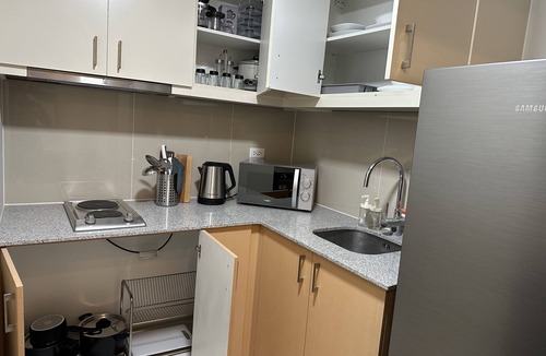 Bonifacio Global City Condo | Mid Century Modern Uptown BGC 1BR 400 MBPS Washer