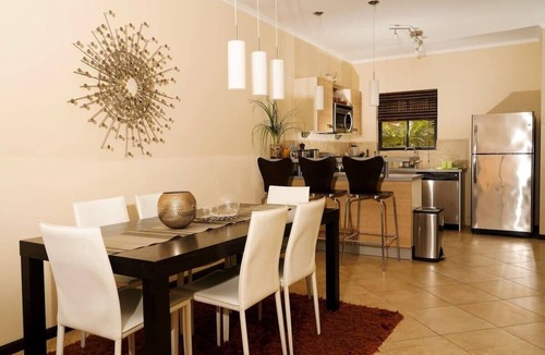 Kamay House | Modern 2-Bedroom Home with Pools in Noord
