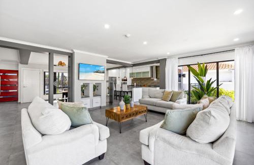 Esmeralda Villa | Modern 3br - 1 Min To Beach, Pool, Prime Location!