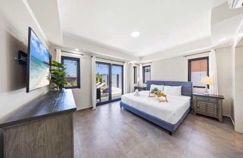 Esmeralda Villa | Modern 3br - 1 Min To Beach, Pool, Prime Location!