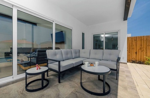 Esmeralda Villa | Modern 5BR 5BA Private Pool BBQ Hammock