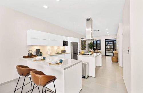Malmok House | Modern Apartment 1 Minute WALK TO BEACH!