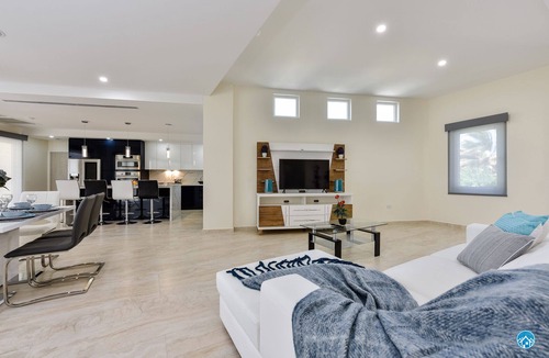 Noord Villa | Modern Family Villa 4 bed-4. 5 bath -Pool, AC, BBQ, Free WiFi, Beach chairs!