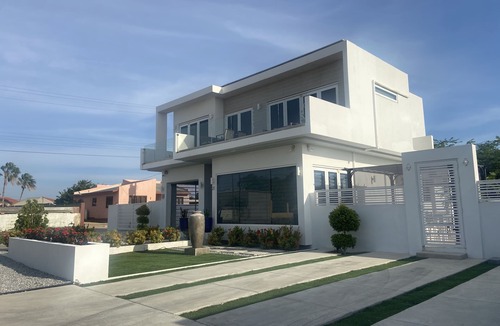 Kamay House | Modern New 3BR house with a splash of glam+Pool.5 Min from Palm and Eagle Beach.