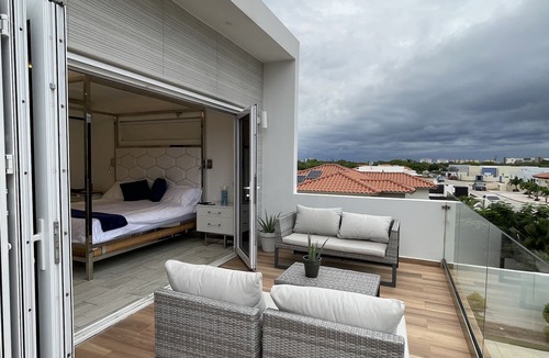 Kamay House | Modern New 3BR house with a splash of glam+Pool.5 Min from Palm and Eagle Beach.