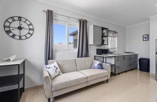 Boroncana Apartment | Modern Salia Cerca Retreat Pool & Bbq