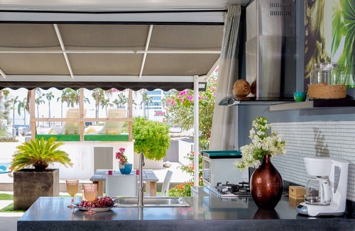 Noord Villa | Modern Villa Sleeps 16 Huge - Pool Deck - Steps From Marriott & Ritz Carlton