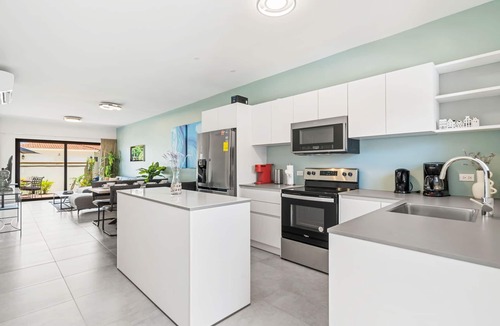 Gold Coast Apartment | NEW 2BR/2BA w/Private Jacuzzi minutes from beaches. Gym/Pools/Tennis/Restaurant