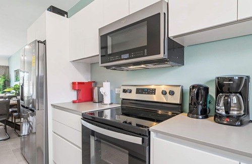 Gold Coast Apartment | NEW 2BR/2BA w/Private Jacuzzi minutes from beaches. Gym/Pools/Tennis/Restaurant