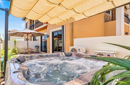 Gold Coast Apartment | NEW 2BR/2BA w/Private Jacuzzi minutes from beaches. Gym/Pools/Tennis/Restaurant