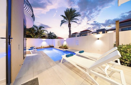 Gold Coast House | NEW 3BR - 0.5 Miles to the Beach w/Private Pool, Gym, BBQ in a Gated Community