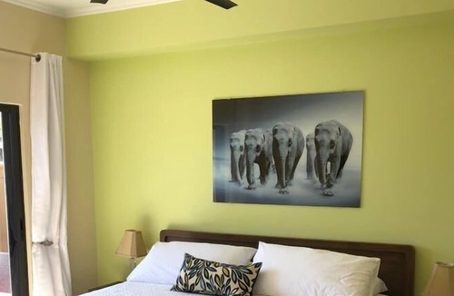 Gold Coast Condo | NEW LISITNG! - BEAUTIFUL 2 BDRM condo at Gold Coast Villas