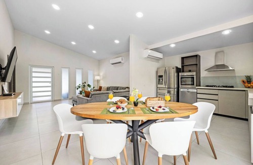 Ponton Villa | NEW Modern 3BR 3BA ~Private Pool ~CentrallyLocated