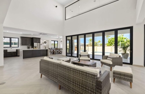Malmok Villa | NEW Ocean View 5BR Villa ~ Private Pool & Roof deck