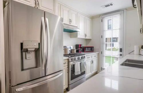 Mid Central House | Newly Built Pasadena Retreat Parking Great Location