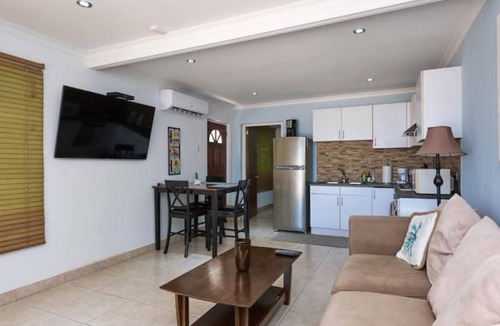 Malmok House | Oceanfront Honeymoon Suite - 5 min drive from all high rise hotels!