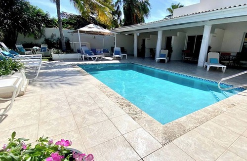 Noord Villa | Palm Beach King Bed Suite 5 mins Walk to the a beach