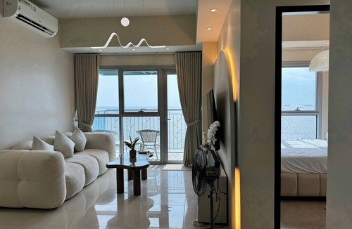 Tambo Condo | Panoramic Seaview near Airport Facing the Bay 14h