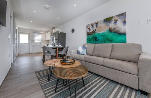 Ponton Apartment | Penthouse met zeezicht. Fantastisch gelegen bij het strand en stad.