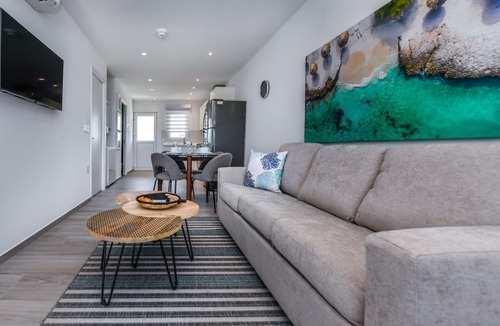 Ponton Apartment | Penthouse met zeezicht. Fantastisch gelegen bij het strand en stad.