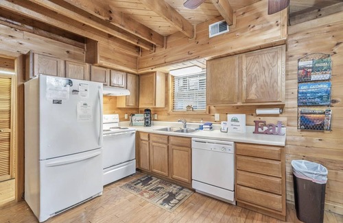 Townsend Cabin | Pool Table♥Hot Tub♥Wood Fireplace♥Sleeps 4