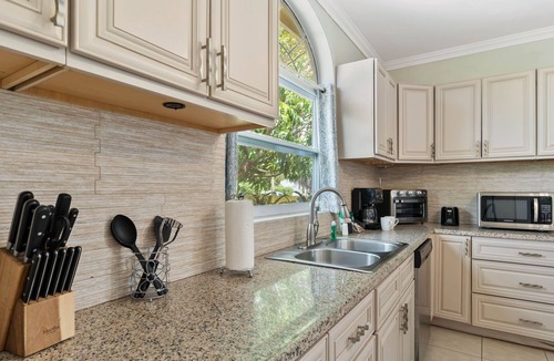 Washington House | Private Pool! BBQ! 5 MIN TO BEACH!