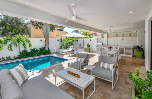 Gold Coast Condo | * PRIVATE POOL & YARD in Luxury Gold Coast Villa!*