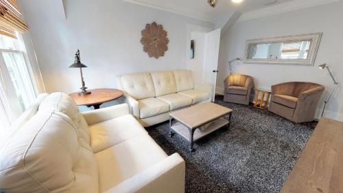 Downtown Historic District House | Renovated Lemon Guesthouse 4 KING Bedrooms Downtown Half Mile Stroll- Beach Only 3 Miles