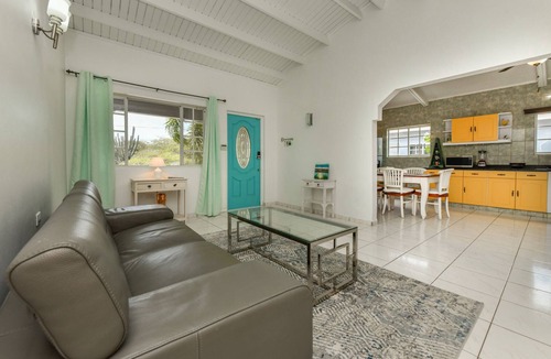 Kamay House | Restful retreat centrally located with private pool near Eagle Beach