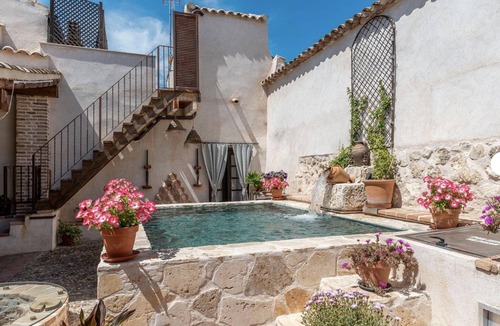 Noves Apartment | Room 'Leonor' with Shared Pool, Shared Terrace and Wi-Fi