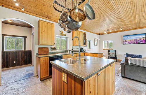 Silver Summit House | Rustic 5BR Retreat | Hot Tub, Near Park City
