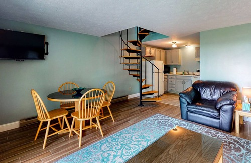 Ogunquit Condo | Second-floor, ocean-view condo w/ balcony & shared pool - walk to beach