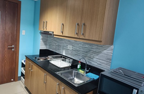 Barangay 76 Apartment | Shell Residences Max's Poolside view Balcony 10 mins to airport Walk to MOA