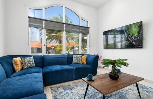 Esmeralda Villa | Sleeps 11 ~6 Bedrooms ~PrivatePool ~Outdoor Dining