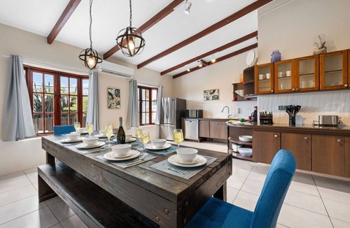 Boegoeroei Villa | ~Sleeps 12 ~Spacious ~Private Pool ~Great Location