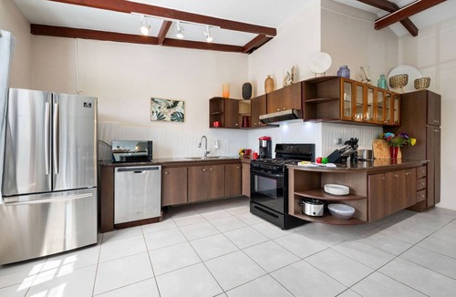 Boegoeroei Villa | ~Sleeps 12 ~Spacious ~Private Pool ~Great Location