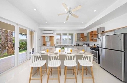 Malmok Villa | Spacious 7BR Seafront Villa at Blue Door House by Bocobay